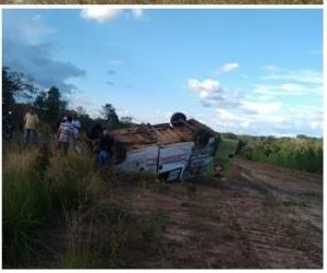 Ambulância capota após colisão entre as cidades de Floriano e Jerumenha