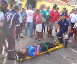 Acidente entre carro e moto deixa motociclista ferida