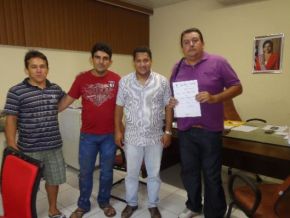 Prefeito de Barão de Grajaú entrega portaria de nomeação a servidores do município