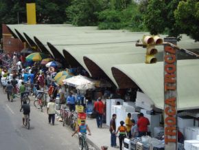 Elmano "compra briga" contra geladeiras e fogões no Troca-troca de Teresina