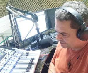 Comunicador Nilson Ferreira busca solução para problema de queda de tensão na Rádio Companhia