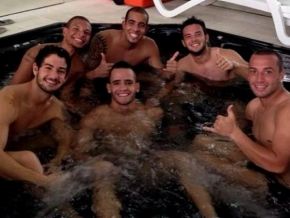 Integrado, Pato participa de momento 'relax' com jogadores do Timão