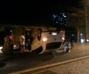 Motorista perde controle da direção e capota veículo em Teresina