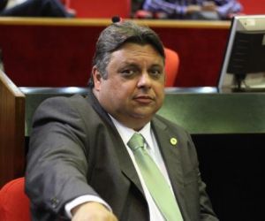 Júlio Arcoverde cobra informações sobre asfaltamento em Picos
