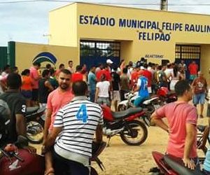 Em final VIP, torcida dorme à procura de bilhetes, que acabam em meia-hora