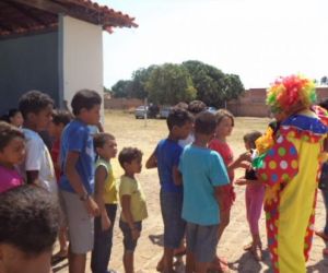 Palhaço Carrapeta alegra as crianças no Clube Maçônico em Barão de Grajaú