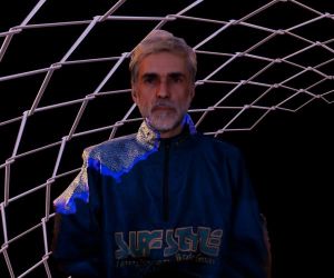 Fernando Catatau lança o primeiro álbum solo em fevereiro no tom cyberpunk do single "Nada acontece"