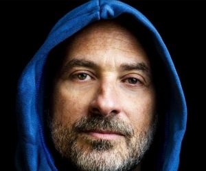 Lucas Santtana entra no mar de Dorival Caymmi, em single, enquanto grava álbum em Paris