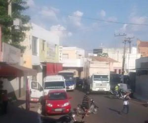 Carro desgovernado causa acidente no Centro de Floriano