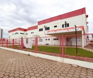 Mãe encontra homem nu com a filha de 5 anos, o agride e é presa