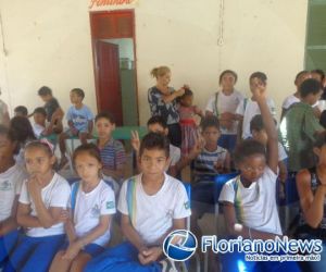 Escola Zezinho Vasconcelos comemora Dia do Folclore