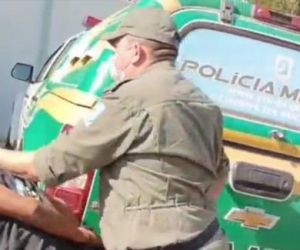Homem armado com faca invade escola e ameaça professores e alunos