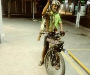Ciclista da Bahia chega a Floriano durante viagem de bicicleta