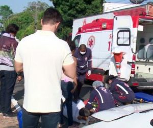 Casal tem fraturas expostas após colisão entre carro e moto na Zona Sul de Teresina