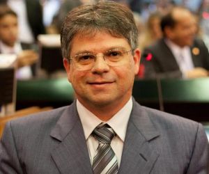 Gustavo Neiva parabeniza trabalhadores pelo seu dia