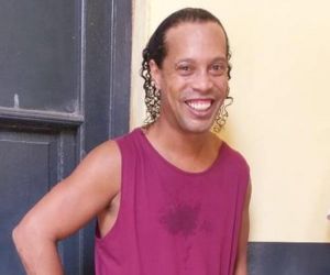 Jornalista mostra suposta foto de Ronaldinho na cadeia no Paraguai