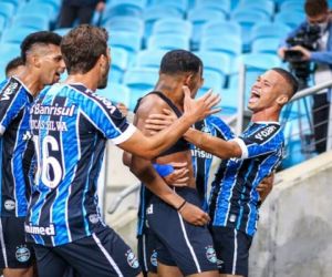 Grêmio marca no final e vence Inter em primeiro Gre-Nal da temporada