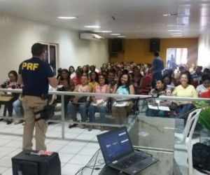 PRF realiza palestra de enfrentamento às drogas em Guadalupe