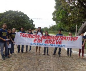 Técnico-administrativos em educação da UFPI continuam em greve em Floriano