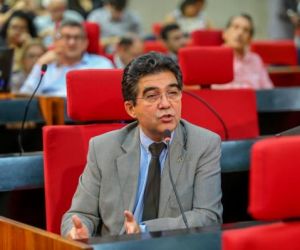 Deputados reivindicam melhorias para municípios durante pequenos informes