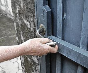 Bandidos tocam campainha para assaltar moradores