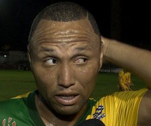 Lateral perde gol na cara do goleiro e diz: "A bola está punindo"