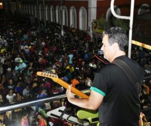 Show de Ricardo Chaves marca segunda-feira de carnaval em Floriano