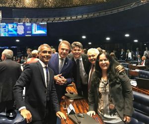 Elmano recebe boas vindas na bancada do Podemos no Senado