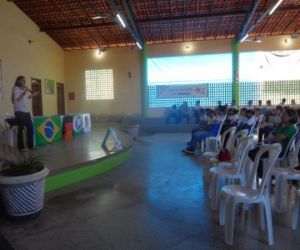 Estudantes participam de palestra sobre combate às drogas