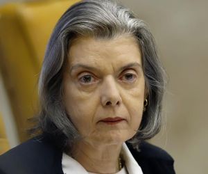 Cármen Lúcia considera graves ataques de Bolsonaro às urnas e ordena manifestação da PGR em 24h