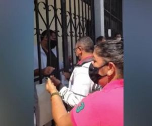 Vídeos mostram tumulto e aglomeração em ponto de vacinação contra a Covid-19 em Teresina