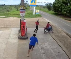 Após assalto, vigia de posto corre atrás de bandidos com facão