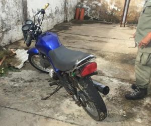 Homem foge da Polícia Militar e abandona a moto no Coqueiro da Praia
