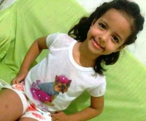 Criança de 6 anos morre e padrasto fica ferido em colisão entre moto e caçamba