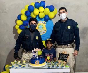 Garoto fã da PRF recebe visita surpresa de policiais em seu aniversário na cidade de Floriano