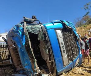 Caminhão carregado com carne tomba e deixa condutor ferido em Picos
