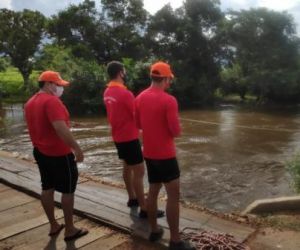 Bombeiros fazem buscas por jovem que caiu em rio após sofrer acidente de moto sobre ponte, em Piripi