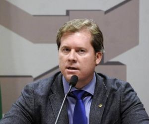 Ministro do turismo trocará de sigla para concorrer em 2018