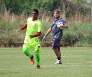 Exigente, Waldemar orienta jogadores sobre finalizações e faz testes no time