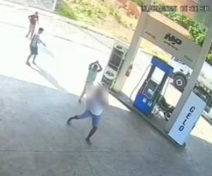 Homem é baleado e agredido com pedaço de madeira durante briga em posto de combustível