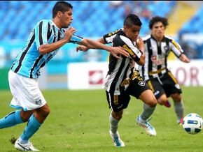 Botafogo supera vaias e apagão, vence o Grêmio e cola no G-4