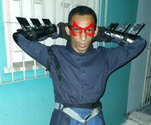 "Super-herói" com "arma" do Batman e faca invade residência, tenta matar morador e é preso no PI