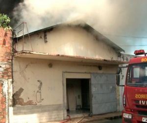 Bombeiros controlam incêndio em depósito no Centro de Teresina; prédio corre risco de desabar
