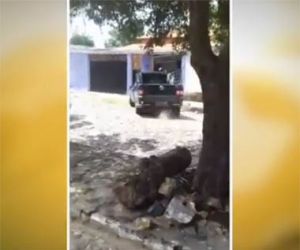 Após briga, homem invade casa de vizinho com automóvel