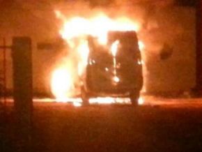 Ambulância pega fogo em estacionamento de hospital no Piauí