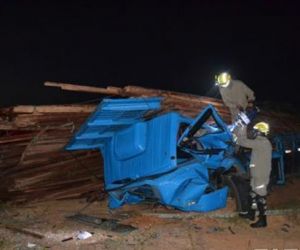 Caminhoneiro morre esmagado por carga de madeira na BR-402