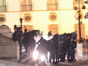Fotos mostram momento em que bombas são jogadas contra PMs