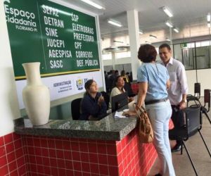 Prefeito Gilberto Júnior visita Espaço Cidadania de Floriano