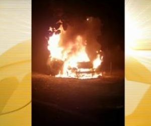 Fogo destrói veículo na zona Sul de Teresina