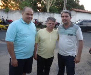 Deputado Gustavo Neiva se junta a foliões e prestigia carnaval de Floriano